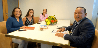 Minister di Enseñansa y Deporte Endy Croes a ricibi bishita di TEAM EDUCATION USA