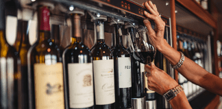 L.G. Smith’s Steak & Chop House a lansa e coleccion di biña na glas di mas grandi