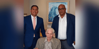 Minister Ursell Arends a duna reconocemento na sr. Eric d’Arnauld y sr. Paul van Niel