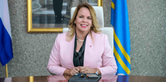 Dia di bisti na ros en conexion cu conscientisacion di cancer di pecho.