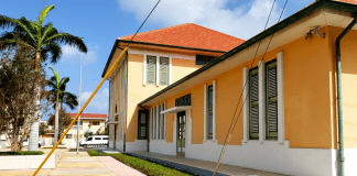 Hues a baha castigonan pa grupo di hoben cu a haci serie di asalto arma