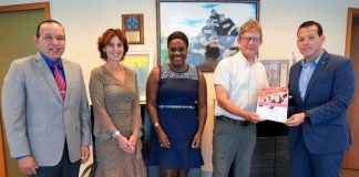 Minister di EnseÑansa y deporte Endy Croes a ricibi e Rapport di Calidad di Bida di Hubentud di Aruba.