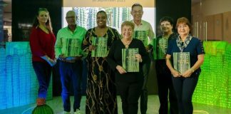 Presentacion di buki di Ans van Santen d.f.m., ex-docente y ex-decano di Colegio Arubano