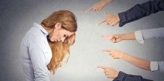 Pasobra ora bo ta husga otro hende, ta bo mes bo ta condena!” (Rom. 2,1)