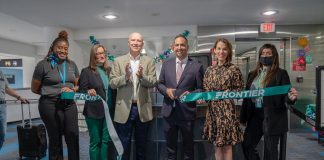 Na Miami Minister Dangui Oduber a corta sinta di e prome vuelo di Frontier pa Aruba