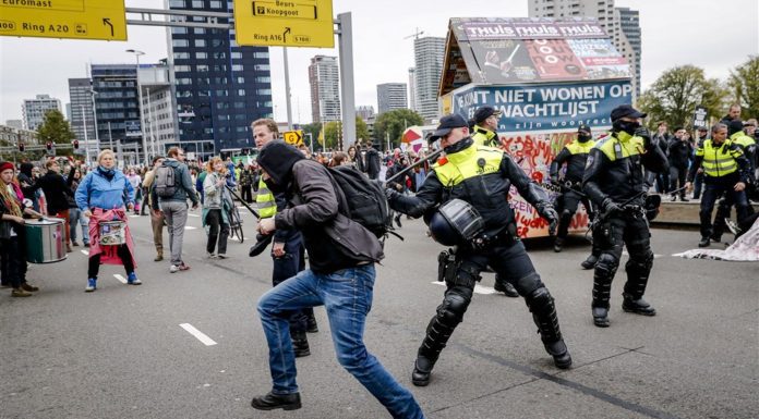 51 rebelde deteni na Rotterdam pa causa distruccion; 25 ta menor di edad
