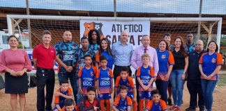 Minister di Enseñansa Y Deporte Endy Croes a Batisa Uniform di Futbol di SV Atletico Santa Fe