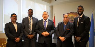 Minister di enseñansa y deporte Endy Croes a ricibi bishita y reuni cu representantenan di FIFA