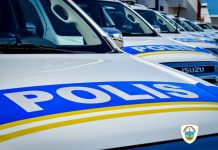 Polis ta activo durante ultimo dianan di Carnaval: DURANTE PARADA ESCOLAR: MOTOR UNIT Y MOBIELE EENHEID A DETENE DOS HOBEN PA BRINGAMENTO Y A CONFISCA ARMA BLANCO