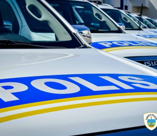 Polis ta activo durante ultimo dianan di Carnaval: DURANTE PARADA ESCOLAR: MOTOR UNIT Y MOBIELE EENHEID A DETENE DOS HOBEN PA BRINGAMENTO Y A CONFISCA ARMA BLANCO