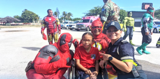 Felis dia international di mucha di parti bo amigo Polis