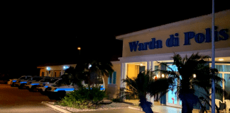 Tres persona a drenta te patras di Warda di polis na Shaba y nan lo a tira algo paden, caminda e detenidonan ta cera, polis a logra gara un dama