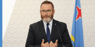 Minister Glenbert Croes cu e yamada: Tin trabou. Registra na DPL.