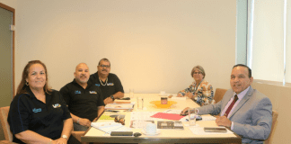 Minister di Enseñansa y Deporte Endy Croes a Reuni cu Aruba Domino Bond