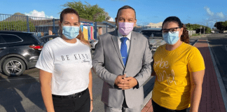 Minister Endy Croes A Sorprende E Alumnonan Di Colegio San Antonio Na Santa Cruz