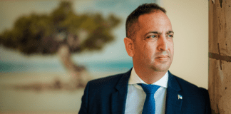 Aruba Health App ta sigui cu inovacion pa facilita biaheronan a traves di un MOU firma cu OK2Roam