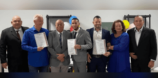 Minister di enseñansa y deporte Endy Croes a entrega diploma na e graduadonan di fundacion enseñansa pa Aruba