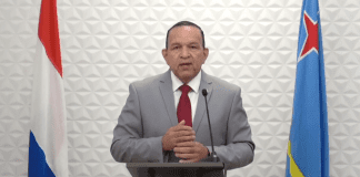 Minister Endy Croes na reportero di Bondia Aruba: Mi a trece un persona di pafor, Tur otro ta trahador di Gobierno
