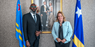 “Mi a bira jaloers mirando con Aruba ta profilando pa loke ta trata su turismo” – Premier di Corsou ta duna su declaracion tocante e reunionnan