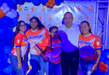 Minister di enseñansa y deporte Endy Croes tabata presente na e bautismo di uniform di SV estrella damas