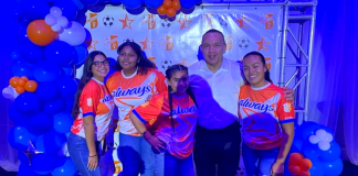 Minister di enseñansa y deporte Endy Croes tabata presente na e bautismo di uniform di SV estrella damas