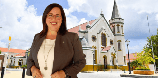 Daphne Lejuez critica tur cu a haya ayudo financiero, hasta Iglesia di Playa, pa no-integro