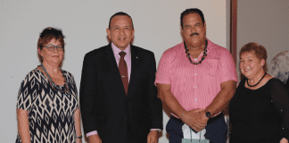 Minister Endy Croes a felicita y gradici Sra. Lourdes Croes Y Sr. Wilbert Maduro cu a Baha cu Pensioen Bon Mereci