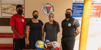 Aruba Bank ta yuda YMCA cu material pa sigui cu nan bunita trabou