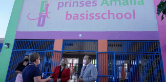 Minister di enseñansa y deporte a bishita prinses amalia kleuterschool.