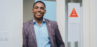 Hendrik Tevreden di bishita na Fatima College en conexion cu siman di buki