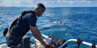 WardaCosta a rescata un pareha turista cu tabata snorkel más o menos 1.5 miya for di e luga ‘Ttres trapi’