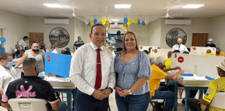 Minister Endy Croes a bishita Sportobys, durante campeonato di Domino