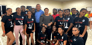 Minister Endy Croes a presencia e final di e prome edicion di ‘Step It Up’ color explosion.