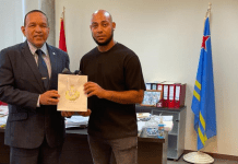 Minister di enseñansa y deporte Endy Croes a gradici Sr. Shurty Tremus