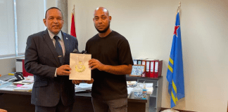 Minister di enseñansa y deporte Endy Croes a gradici Sr. Shurty Tremus