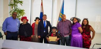 Minister Arends ta duna reconocemento na Titi Tromp y Boy Escalona