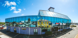 Dos retiro a cay den RDA: Sra. Maduro y Franklin Hoevertsz Jr. RDA