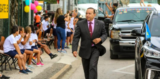 Minister Endy Croes presente na e parada inspirativo pa duna inicio na siman di festival di buki pa mucha