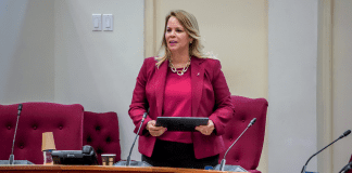 E impresion crea den comunidad cu ta tardando cu e lim of cu gobierno lo tin algo di sconde no ta corecto