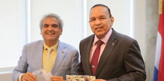 Minister di enseñansa y deporte Endy Croes a ricibi bishita di Leerorkest Amsterdam