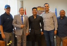 Minister di enseñansa y deporte Endy Croes a ricibi bishita di peloteronan Chadwick Tromp & Randolph Oduber