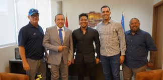 Minister di enseñansa y deporte Endy Croes a ricibi bishita di peloteronan Chadwick Tromp & Randolph Oduber