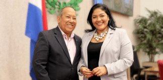 Minister Xiomara Maduro a gradici Parlamentario Juan Ady Thijsen pa su compañerismo y contribucion na politica di nos pais