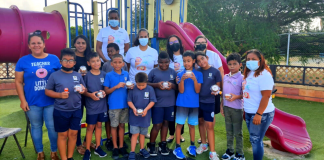 Aruba Marriott a sorpresa 600 mucha cu cupcakes riba dia mundial di mucha