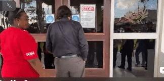 A frustra plan di Rycond di AVP pa habri porta di Parlamento pa manifestantenan