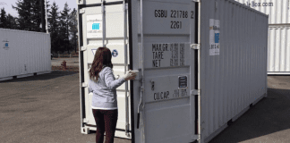 Douanero femenino a faya su trabao dor di habri container pa cliente riba “lista peligroso” durante su dianan di “ao”