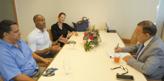 Minister di enseñansa y deporte Endy Croes a reuni cu universidad di Aruba riba e programa ‘Academic Foundation Year’.