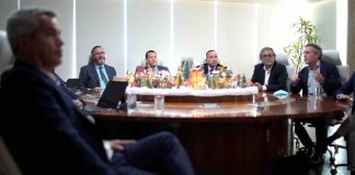 Pronto lo mira desaroyo grandi pariba di Brug a traves di Hotel Secrets Baby Beach Aruba