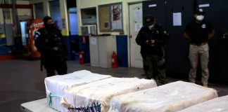 Narco-Avion cu a pasa via Aruba: 4 bulto cu a keda atras a totalisa 105 kilo di cocaina