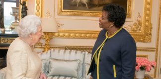 Barbados a corta lazo cu monarchia Britanico; A yama Reina Elizabeth II ayo